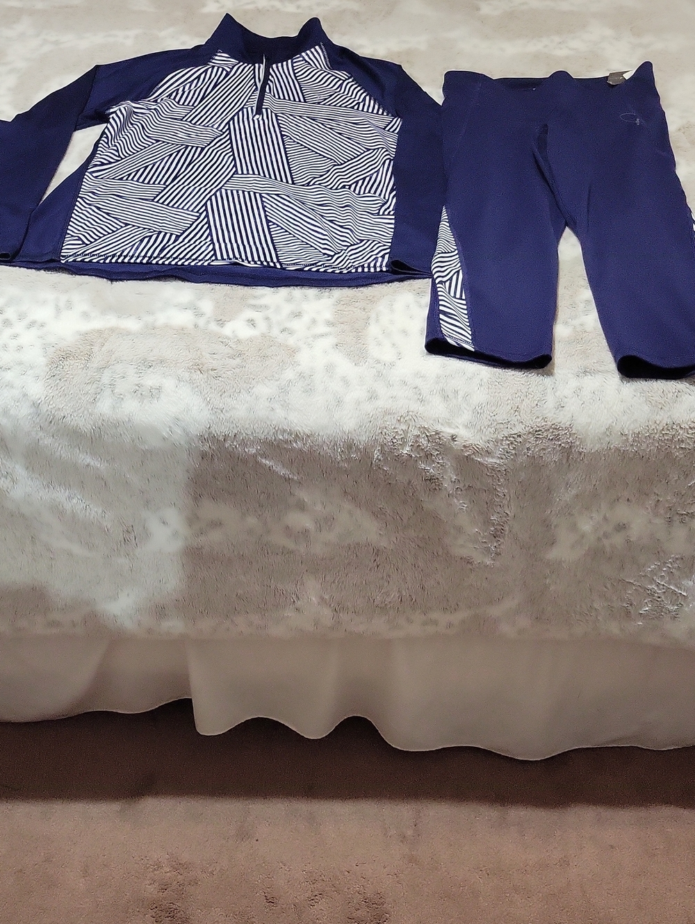 Old Navy Navy & White Geometric Athletic Top with Navy Leggings